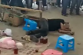“江湖郎中”街头卖药酒被自带毒蛇咬伤，抢救无效死亡图片