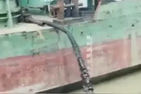 四川南部县一船只向嘉陵江排黑色液体，县海事处：经调查系泥沙水图片