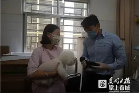 黑白配！4岁比熊犬为昆明动物园小黑豹当奶妈图片