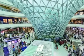 免税店内外人潮涌动 免税概念股牛气冲天“购物天堂”打响了海南自贸港建设头炮图片