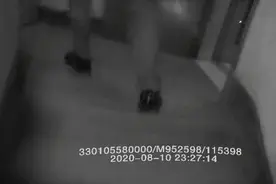 “烟呛得吓人！”杭州一小区深夜起火，一群人却在浓烟中往上冲图片