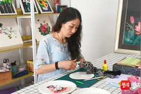 “布”一样的《红楼梦》:女老师用碎布片贴出卡通版“金陵十二钗”图片