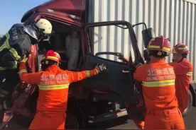 北京南五环四车追尾，最后一辆货车驾驶室变形严重，消防员救出被困人员图片