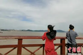辽宁葫芦岛千米栈道形成旅游“大动脉”图片