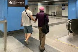 48岁男子地铁上猥亵女乘客，被便衣民警当场抓获行拘15日图片