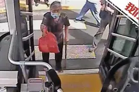 老乘客蹒跚走近公交车 将感谢信扔给驾驶员图片