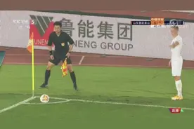 首个执裁中超联赛的洛阳裁判出色完成首秀图片