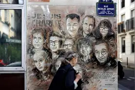 英媒：涉嫌因穆斯林先知上漫画血洗查理周刊恐袭嫌犯开审 周刊再发相关漫画纪念图片