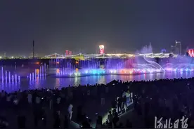 惊艳！石家庄滹沱河生态区光影水秀上演，光影摇曳惹人醉图片