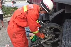 涵江：车祸猛于虎！小摩托撞上大货车，连车带人被卷入车底…图片