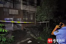 危险！太阳能热水器楼顶掉落，支架还悬挂空中……图片