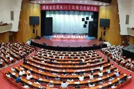 喜讯！咱县雪枫中学教师李奇在全省教师节表彰大会上领奖图片