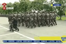安徽脑瘫少年坐着轮椅参加军训！他说：我想做一个对国家有用的人图片