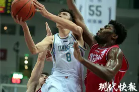 易立退役！18年坚守诠释忠诚，江苏男篮黄金一代宣告落幕图片
