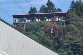 “网红”景点又出事！是玩耍还是玩命？图片