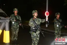 湖北宜昌武警举行三峡大坝夜间反恐演练图片