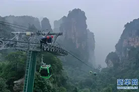 湖南张家界：高空索道巡检迎长假图片
