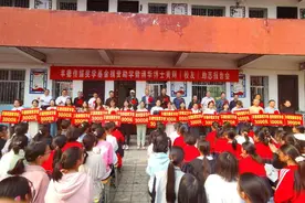 河南一企业捐资助学励志报告会举行  暖暖爱心暖人心图片