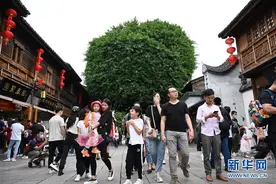 福州三坊七巷引游人图片