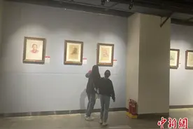 河南展出70位“共和国脊梁”肖像 吸睛青少年图片