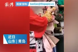 青岛大妈核酸检测身上挂满金货，手挂十来个金手镯 工作人员：谈不上炫富图片