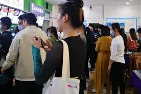 ​吃饭不忘练“舞功”，高校女生头顶瓷碗在食堂就餐图片