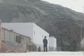 搬出大山，贫困村有了光伏发电产业视频封面