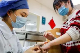 “别怕，姐姐保护你！”图片
