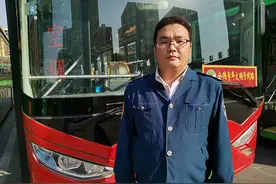 老人摔倒流血 公交车秒变救护车紧急送医图片