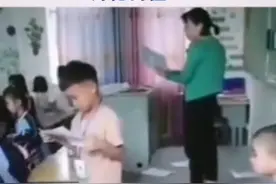小学女教师直接把试卷扔地下，孩子们纷纷弯腰拾起！