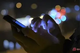 看到前夫与闺蜜在一起，女子一气之下直播烧前夫的车图片