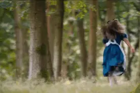 安吉丽娜·朱莉新片：爱丽丝和彼得·潘成黑白混血，外国网友吵起来了图片