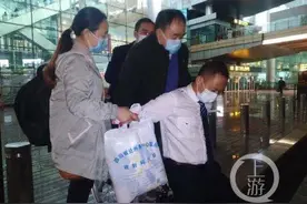 他的一个暖心举动感动全车乘客图片