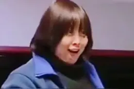 兵哥哥偷偷回家探亲，妈妈惊喜成表情包，回过神后激动到大哭图片