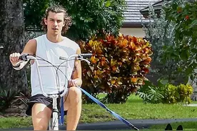 卡妹顶爆炸卷毛出街 和男友萌德骑车遛狗难掩爱意图片