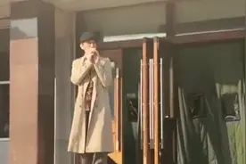 东北师大附中合唱《单身情歌》的第十年，歌手林志炫如约加入图片