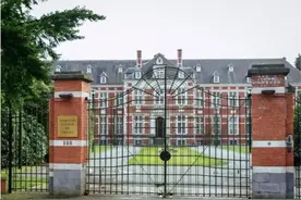法国一学校忍无可忍：上课铃响后禁止家长把孩子扔进校园图片