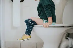 宝宝不愿去小便，警惕儿童尿路感染图片