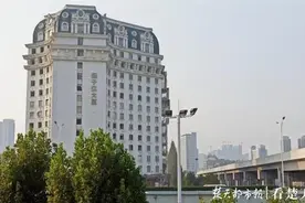 硚口太平洋大厦爆破拆除，两栋塔楼8秒内夷为平地图片