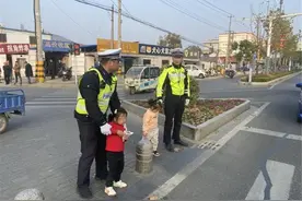 两个小萌娃偷溜出门街头走失 民警牵着萌娃沿路寻亲图片