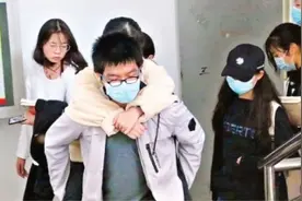 全班同学轮流背“瓷娃娃”上课图片