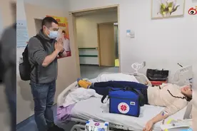 女孩打针怕疼，医生看后深鞠一躬……图片