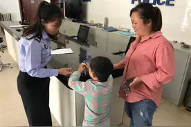 小孩独自在家睡觉醒后不慎走失，厚街社区民警找到家人图片