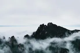 壮观！航拍江西三清山云雾缭绕“巨蟒出山”神韵尽显图片