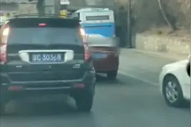 三孔桥地道桥限高 两台客车“卡壳”图片