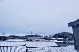 万山的初雪图片
