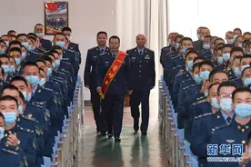 空军飞行员低空撞鸟避让居民区成功跳伞荣立一等功图片