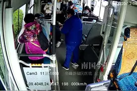 惊险！公交车上小女孩突然呕吐晕倒，女司机果断转乘救人图片