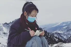 雪山顶上赶网课的藏族女孩图片
