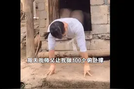 厉害！小伙5米外飞扑克削开易拉罐，网友关注点奇特：头发太可爱了图片